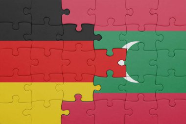 Alman bayrağı ve maldivlerin renkli ulusal bayrağıyla bulmaca. konsept