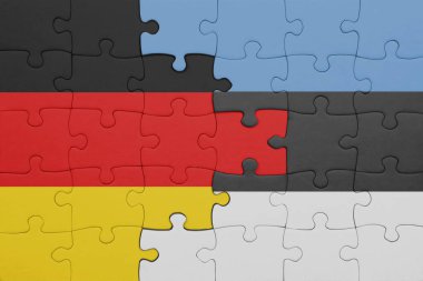 Estonya 'nın renkli ulusal bayrağı ve Almanya bayrağının bulmacası. konsept