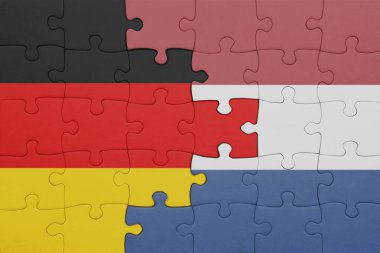 Hollanda 'nın renkli ulusal bayrağı ve Almanya bayrağıyla ilgili bulmacalar. konsept