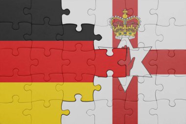 Kuzey İrlanda 'nın renkli ulusal bayrağı ve Alman bayrağıyla ilgili bulmacalar. konsept
