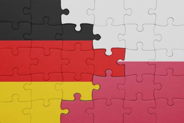 Polonya 'nın renkli ulusal bayrağı ve Almanya bayrağının bulmacası. konsept