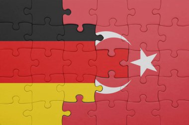 Alman bayrağının ve hindinin renkli ulusal bayrağının bulmacası. konsept