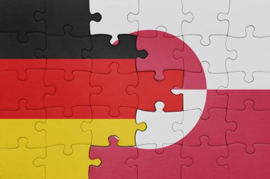 Yeşil arazi ve Alman bayrağının renkli ulusal bayrağıyla bulmaca. konsept