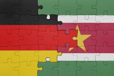 Surinam 'ın renkli ulusal bayrağı ve Almanya bayrağı. konsept