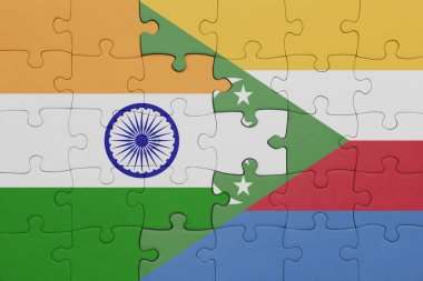 Komoroların renkli ulusal bayrağı ve Hindistan bayrağı ile bulmaca. konsept