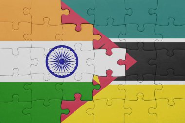 Mozambik 'in renkli ulusal bayrağı ve Hindistan bayrağının bulmacası. konsept