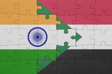 Sudan 'ın renkli ulusal bayrağı ve Hindistan bayrağı ile bulmaca. konsept