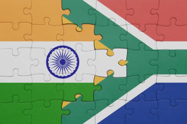 Güney Afrika 'nın renkli ulusal bayrağı ve Hindistan bayrağının bulmacası. konsept