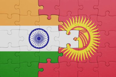 Kırgızistan 'ın renkli ulusal bayrağı ve Hindistan bayrağının bulmacası. konsept