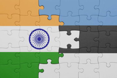 Renkli ulusal Estonya bayrağı ve Hindistan bayrağı bulmacası. konsept