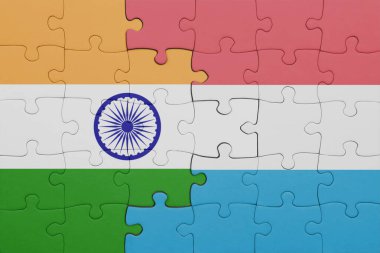 Lüksemburg ve Hindistan bayrağının renkli ulusal bayrağıyla bulmaca. konsept