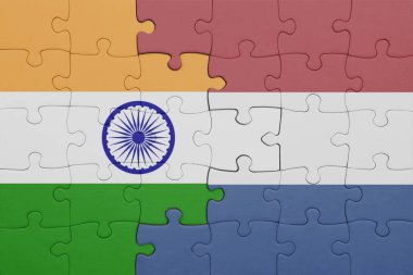 Hollanda 'nın renkli ulusal bayrağı ve Hindistan bayrağının bulmacası. konsept