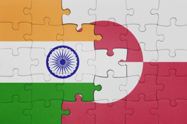 Yeşil arazi ve Hindistan bayrağının renkli ulusal bayrağıyla bulmaca. konsept