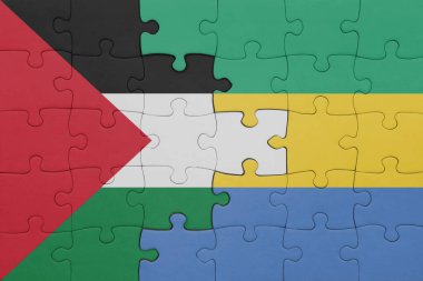Gabon 'un renkli ulusal bayrağı ve Filistin bayrağı ile bulmaca. konsept
