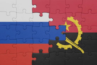 Angola 'nın renkli ulusal bayrağı ve Rusya bayrağı ile bulmaca. konsept