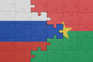 Burkina faso 'nun renkli ulusal bayrağı ve Rusya bayrağının bulmacası. konsept