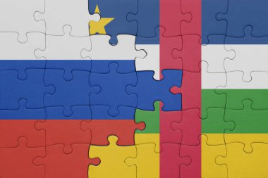 Orta Afrika Cumhuriyeti 'nin renkli ulusal bayrağı ve Rusya bayrağının bulmacası. konsept