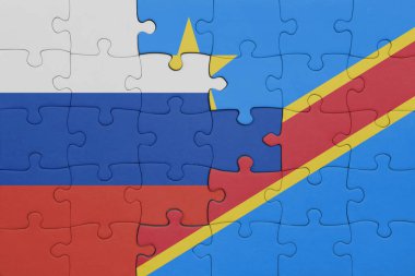 Demokratik Kongo Cumhuriyeti 'nin renkli ulusal bayrağı ve Rusya bayrağının bulmacası. konsept