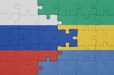 Rusya bayrağı ve Gabon 'un renkli ulusal bayrağıyla bulmaca. konsept