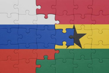 Gana 'nın renkli ulusal bayrağı ve Rusya bayrağı ile bulmaca. konsept