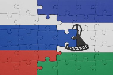 Lesotho ve Rusya bayrağının renkli ulusal bayrağıyla bulmaca. konsept