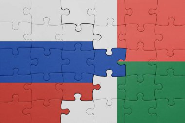 Macadagaskar 'ın renkli ulusal bayrağı ve Rusya bayrağı ile bulmaca. konsept