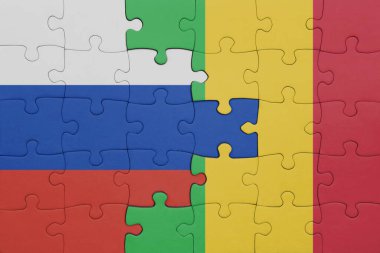 Mali ve Rusya bayrağının renkli ulusal bayrağıyla bulmaca. konsept