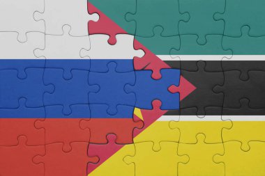 Mozambik 'in renkli ulusal bayrağı ve Rusya bayrağının bulmacası. konsept