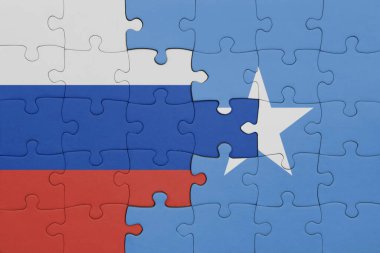 Somali 'nin renkli ulusal bayrağı ve Rusya bayrağı ile bulmaca. konsept