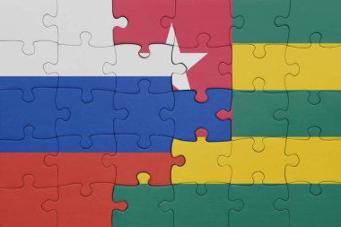 Togo 'nun renkli ulusal bayrağı ve Rusya bayrağı ile bulmaca. konsept