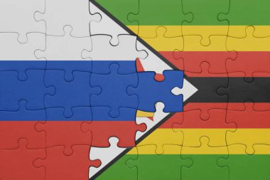 Zimbabwe 'nin renkli ulusal bayrağı ve Rusya bayrağı ile bulmaca. konsept