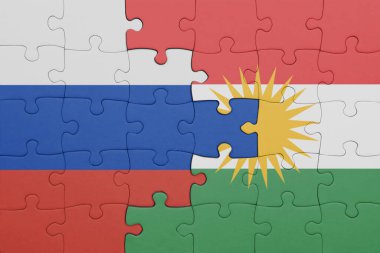 Kürdistan 'ın renkli ulusal bayrağı ve Rusya bayrağının bulmacası. konsept