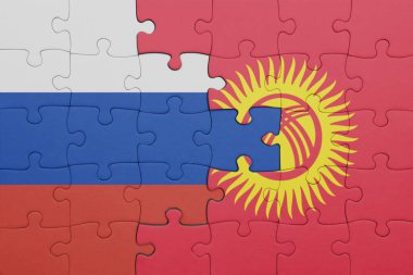 Kırgızistan 'ın renkli ulusal bayrağı ve Rusya bayrağı. konsept