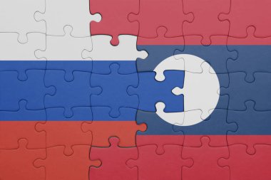 Laos 'un renkli ulusal bayrağı ve Rusya bayrağı ile bulmaca. konsept