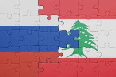 Lübnan ve Rusya bayrağının renkli ulusal bayrağıyla bulmaca. konsept