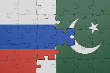 Pakistan 'ın renkli ulusal bayrağı ve Rusya bayrağı ile bulmaca. konsept