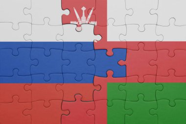 Umman 'ın renkli ulusal bayrağı ve Rusya bayrağı ile bulmaca. konsept