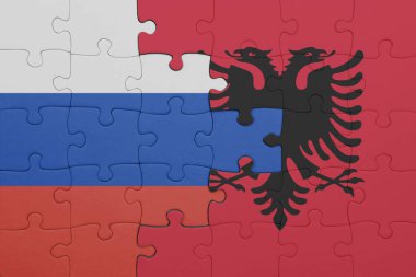 Albania 'nın renkli ulusal bayrağı ve Rusya bayrağıyla ilgili bulmacalar. konsept