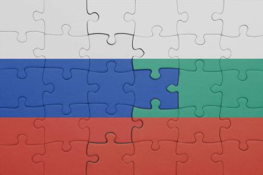 Bulgar bayrağı ve Rusya bayrağının rengarenk ulusal bayrağıyla bulmaca. konsept