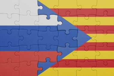 Katalonya 'nın renkli ulusal bayrağı ve Rusya bayrağının bulmacası. konsept