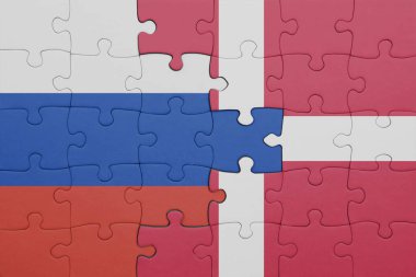 Danimarka 'nın renkli ulusal bayrağı ve Rusya bayrağıyla ilgili bulmacalar. konsept