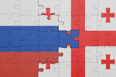 Gürcistan 'ın renkli ulusal bayrağı ve Rusya bayrağıyla ilgili bulmacalar. konsept