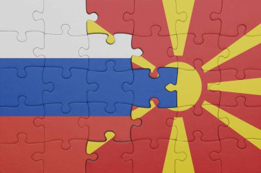 Macedonia 'nın renkli ulusal bayrağı ve Rusya bayrağı bulmacası. konsept