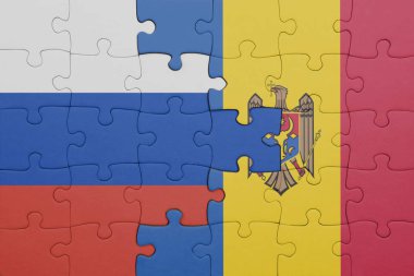Moldova 'nın renkli ulusal bayrağı ve Rusya bayrağının bulmacası. konsept