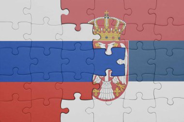 Renkli ulusal Sırp bayrağı ve Rusya bayrağı ile bulmaca. konsept
