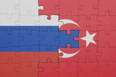 Rusya bayrağı ve hindinin renkli ulusal bayrağıyla bulmaca. konsept