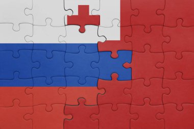 Tonga 'nın renkli ulusal bayrağı ve Rusya bayrağı ile bulmaca. konsept