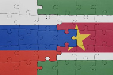 Surinam ve Rusya bayrağının renkli ulusal bayrağıyla bulmaca. konsept