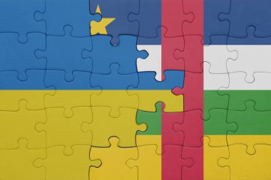 Orta Afrika Cumhuriyeti 'nin renkli ulusal bayrağı ve Ukrayna bayrağının bulmacası. konsept
