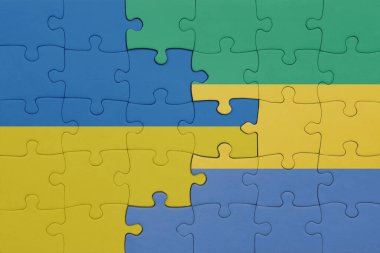 Gabon 'un renkli ulusal bayrağı ve Ukrayna bayrağı ile bulmaca. konsept